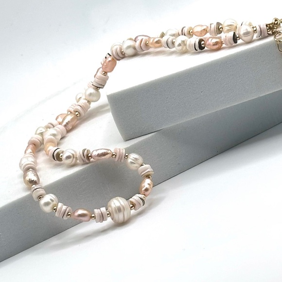 Sweet Blush colored pearl nugget
necklace with gold beads and Natural Shell. - Picture 6 of 7